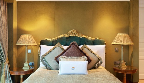 Designer Suite, Club Lounge Access, Free Minibar, City or River View