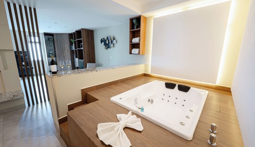 Grand Suite, 1 King Bed with Sofa bed, Jetted Tub, Poolside