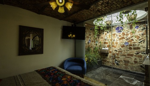 Premium Suite, 1 King Bed, Air conditioning, Pool View (Premium Poolside Suite)