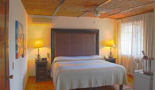 Deluxe Room, 1 King Bed, Non Smoking, Bathtub (Deluxe King)