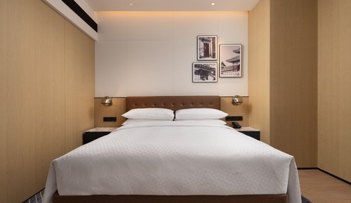 Premier Room, 1 King Bed, City View