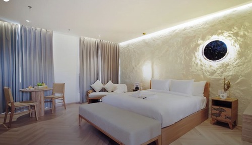 Luxury Condo, Balcony, Partial Ocean View