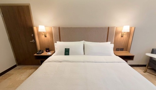 Standard Room, 1 King Bed, Hearing Accessible, Non Smoking