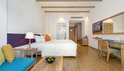 Elite Deluxe King Room, Balcony, Pool/City view