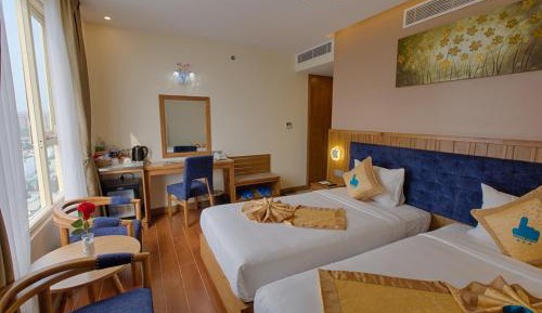 Deluxe Twin Room with Partial Sea View