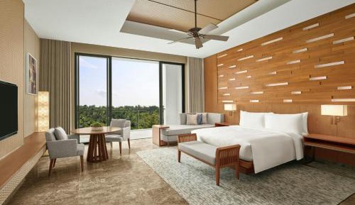 Deluxe King Room with Balcony