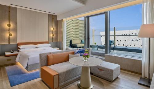 Deluxe King Room with Balcony and Executive Lounge Access