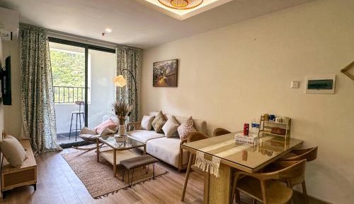 One-Bedroom Apartment with Balcony