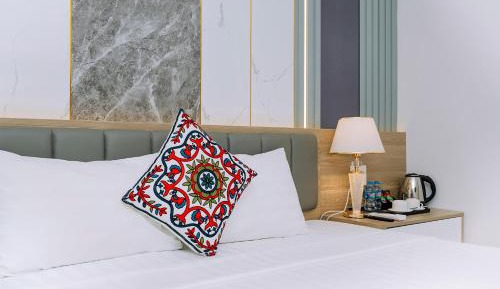 Deluxe Queen Suite