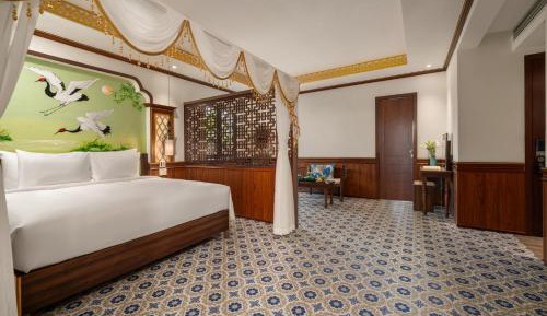 Signature Queen Suite, Window with Neighbor View
