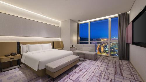 One-Bedroom King Suite with Ocean View - Lounge Access