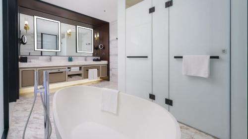 One-Bedroom Suite Lounge Access