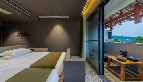 Deluxe Double or Twin Room with Mountain View