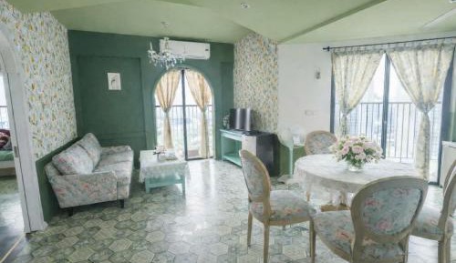 One-Bedroom Apartment with Lake View