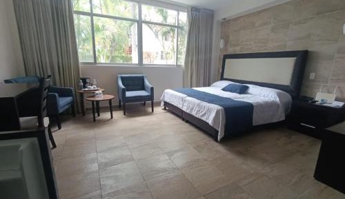Deluxe Queen Suite