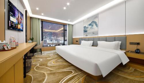 Queen Suite with Spa Bath
