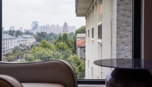 Superior Room with One King Bed and View