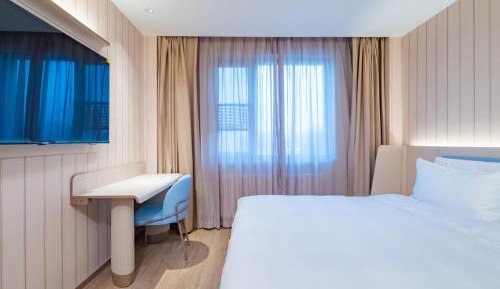 Deluxe Room (2 Adults + 1 Child)