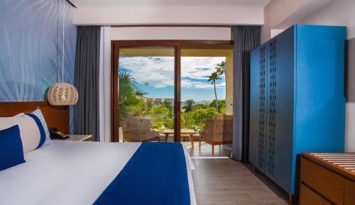 Lush King Room with Garden View