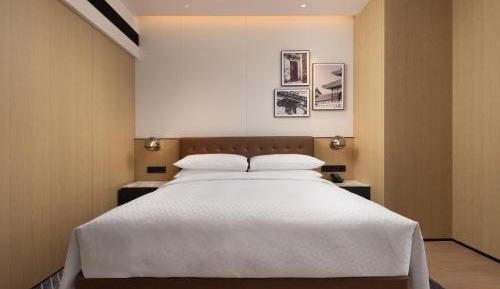 Premier King Room with City View