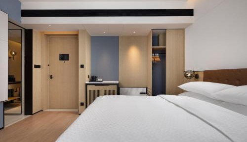 Superior King Room with City View