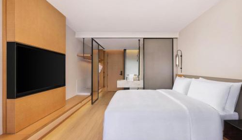 Elegant Skyview King Room with City View