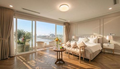 Suite with Lake View