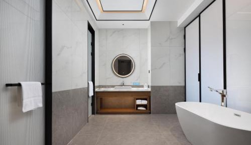 Deluxe King Suite