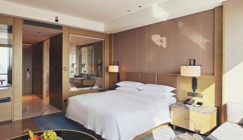 Executive Level Guest Room with 1 King, City view