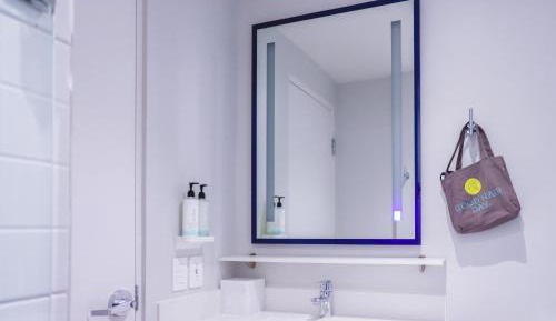 King Room with Walk-In Shower