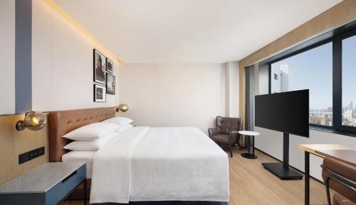 Premier King Room with City View
