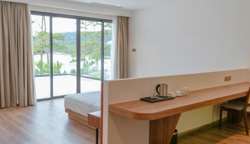 Suite with Lake View