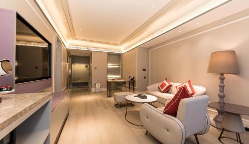 Deluxe Suite with One King  Bed