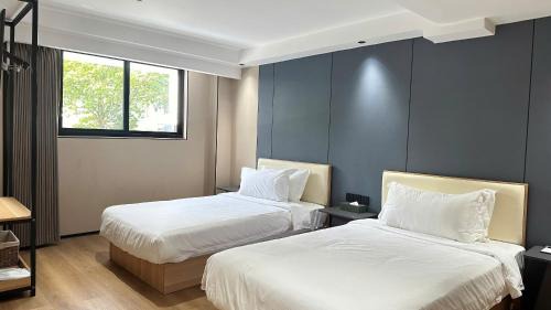 Superior Twin Room with City View