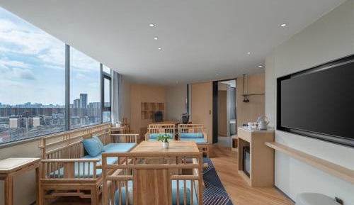 One-Bedroom Suite with Bath