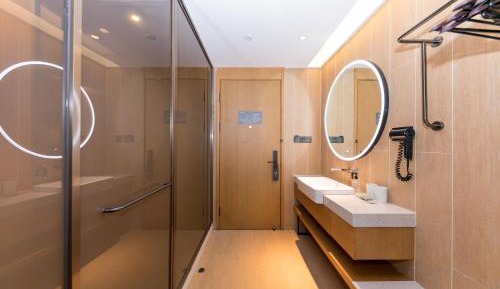 Business Queen Room