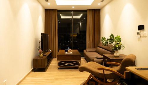 Three-Bedroom Apartment with Lake View
