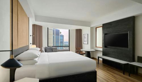 Club Level King Room with City View