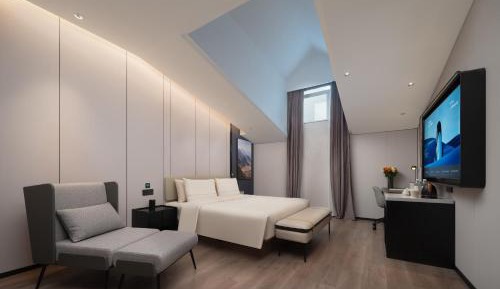 Elegant Queen Room