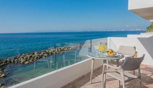 Newly Renovated One Bedroom Suite with Oceanfront Terrace