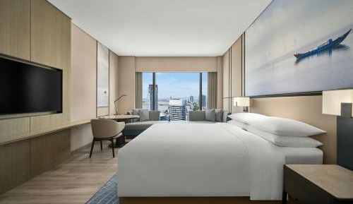 Deluxe King Room with City View