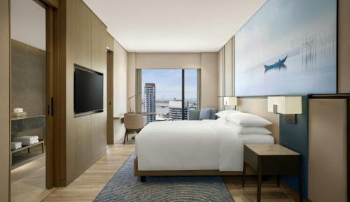 Premium King Room with City View