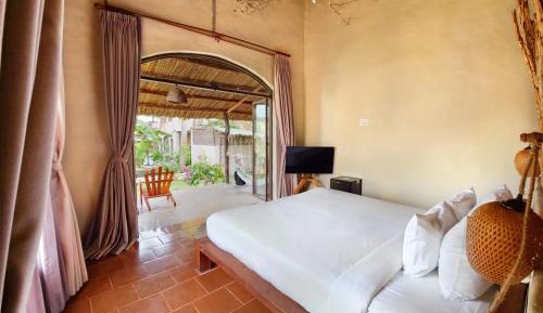 Bungalow with Garden View