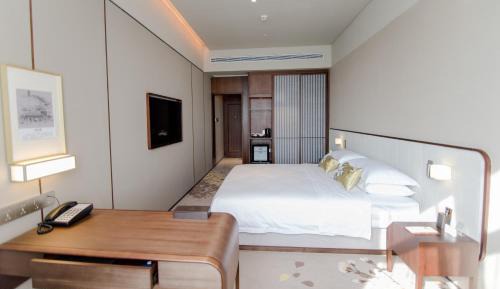 A Branch - Deluxe King Room