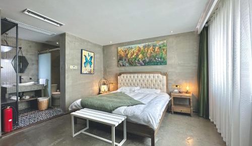 Classic Queen Room