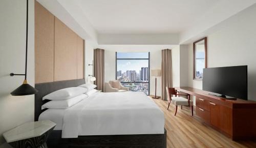 Executive King Suite with Sofa Bed and City View - Club Level