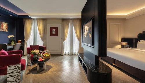 Premier Suite - Window - City View