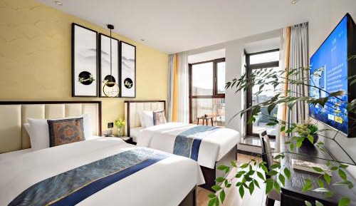 Chinese Classic Terrace Family Room with One King Bed and Two Single Beds