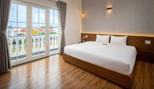 Deluxe King Room with Balcony