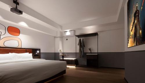 Standard Queen Room - No window
